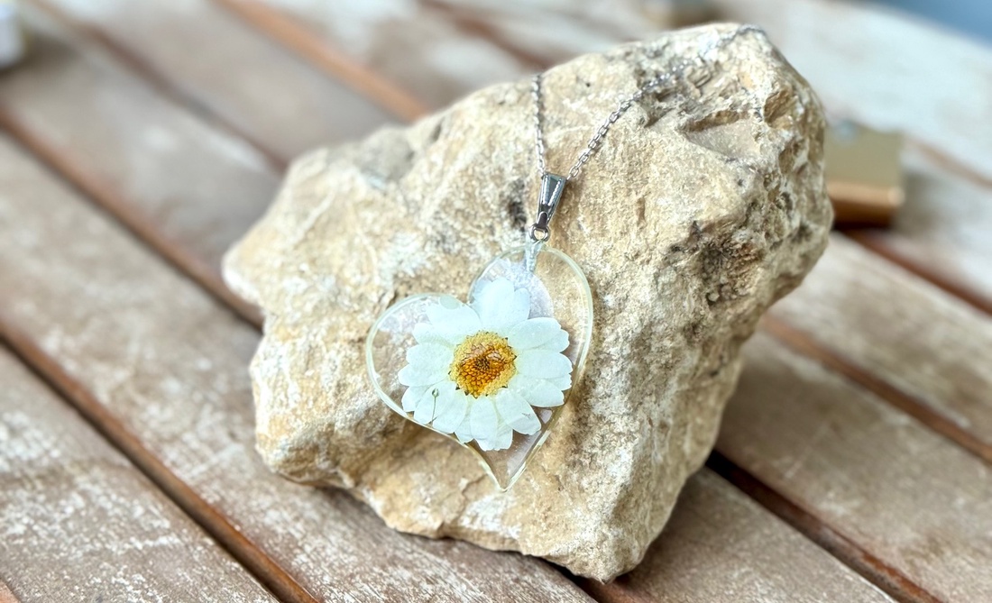Pandantiv handmade din rasina si flori naturale presate - Margareta - bijuterii - coliere - coliere cu pandantive - Artynos.ro Pandantiv handmade din rasina si flori naturale presate - Margareta - bijuterii - coliere - coliere cu pandantive - Artynos.ro