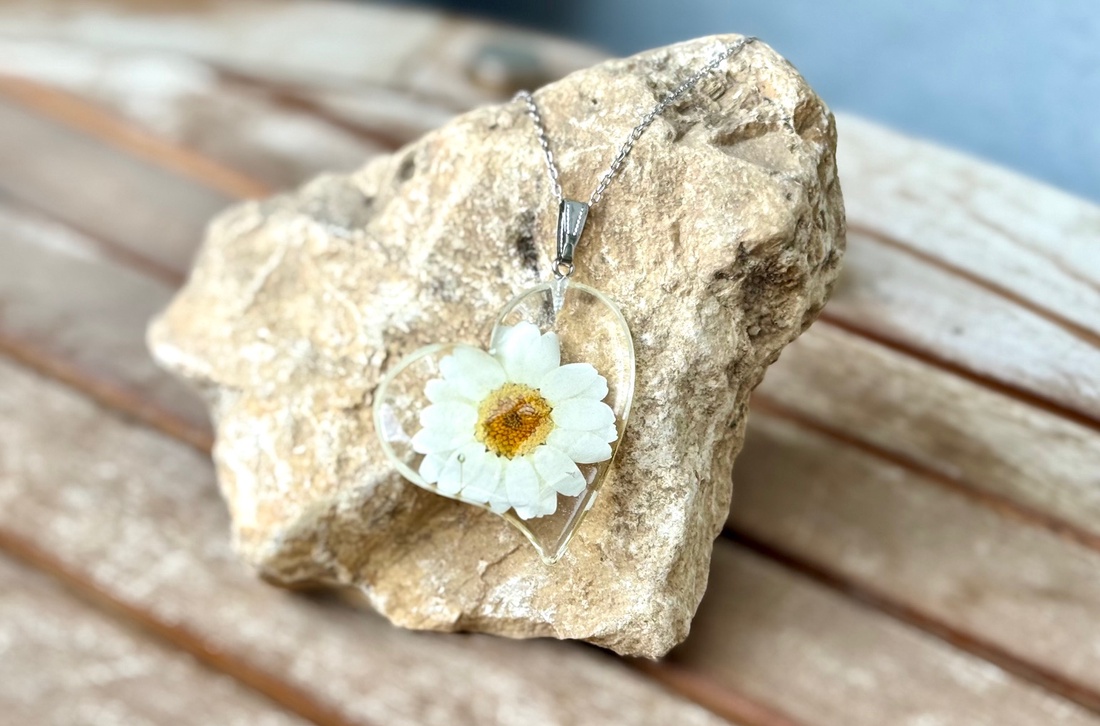 Pandantiv handmade din rasina si flori naturale presate - Margareta - bijuterii - coliere - coliere cu pandantive - Artynos.ro Pandantiv handmade din rasina si flori naturale presate - Margareta - bijuterii - coliere - coliere cu pandantive - Artynos.ro