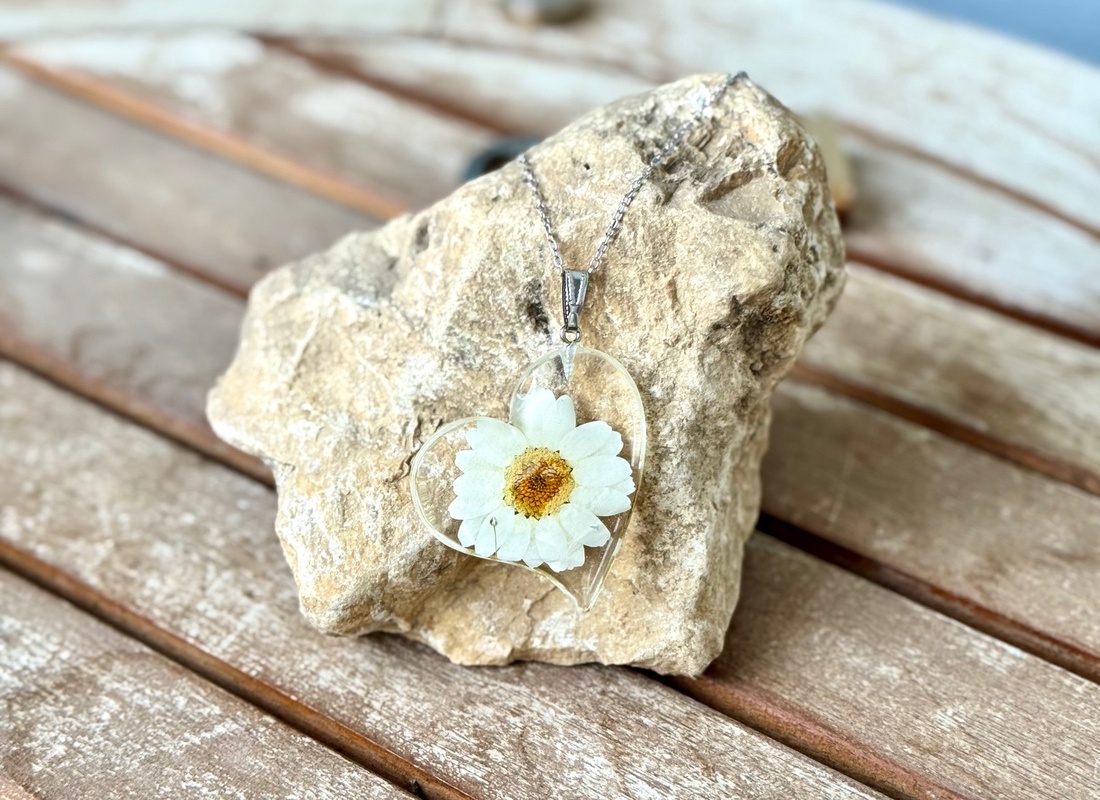 Pandantiv handmade din rasina si flori naturale presate - Margareta - bijuterii - coliere - coliere cu pandantive - Artynos.ro Pandantiv handmade din rasina si flori naturale presate - Margareta - bijuterii - coliere - coliere cu pandantive - Artynos.ro