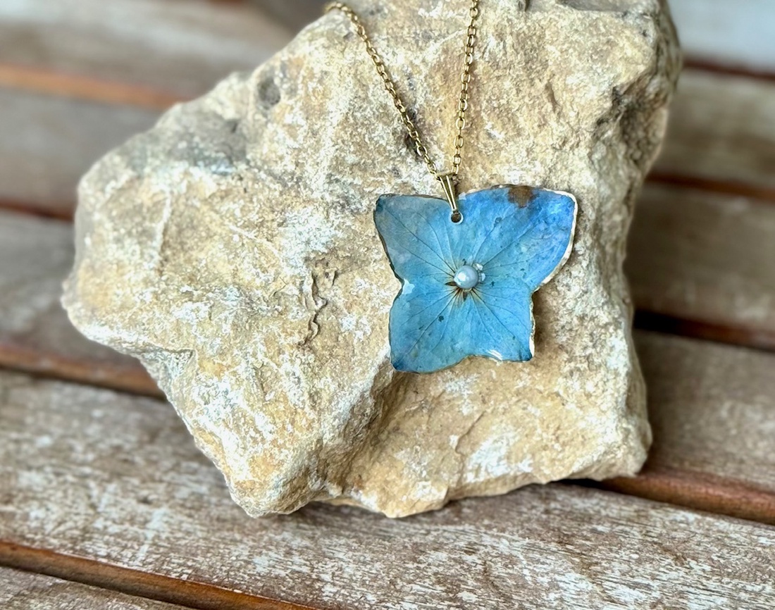 Pandantiv rasina Colier handmade hortensie albastra - bijuterii - coliere - coliere cu pandantive - Artynos.ro Pandantiv rasina Colier handmade hortensie albastra - bijuterii - coliere - coliere cu pandantive - Artynos.ro