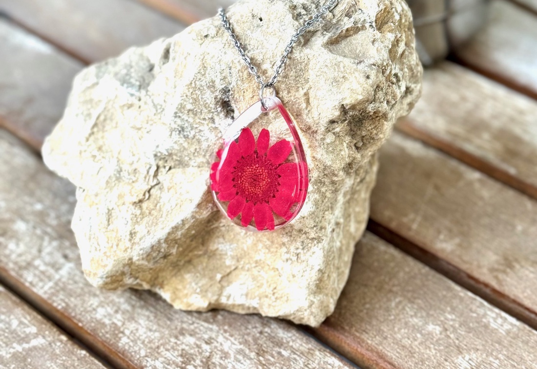 Pandantiv handmade din rasina si flori naturale presate - Margareta rosie - bijuterii - coliere - coliere cu pandantive - Artynos.ro Pandantiv handmade din rasina si flori naturale presate - Margareta rosie - bijuterii - coliere - coliere cu pandantive - Artynos.ro