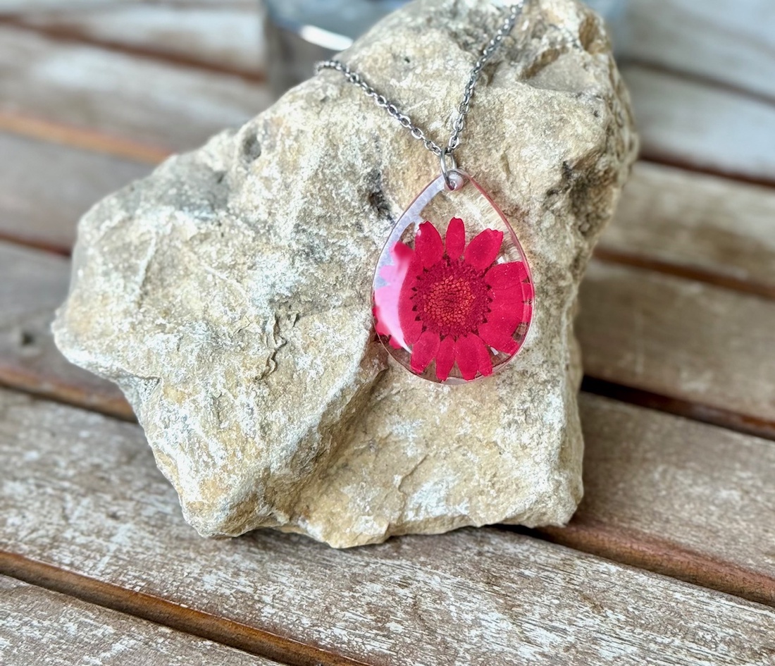 Pandantiv handmade din rasina si flori naturale presate - Margareta rosie - bijuterii - coliere - coliere cu pandantive - Artynos.ro Pandantiv handmade din rasina si flori naturale presate - Margareta rosie - bijuterii - coliere - coliere cu pandantive - Artynos.ro