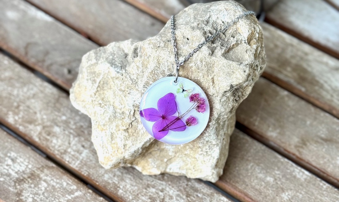 Pandantiv handmade din rasina si flori naturale presate - Hortensie mov - bijuterii - coliere - coliere cu pandantive - Artynos.ro Pandantiv handmade din rasina si flori naturale presate - Hortensie mov - bijuterii - coliere - coliere cu pandantive - Artynos.ro