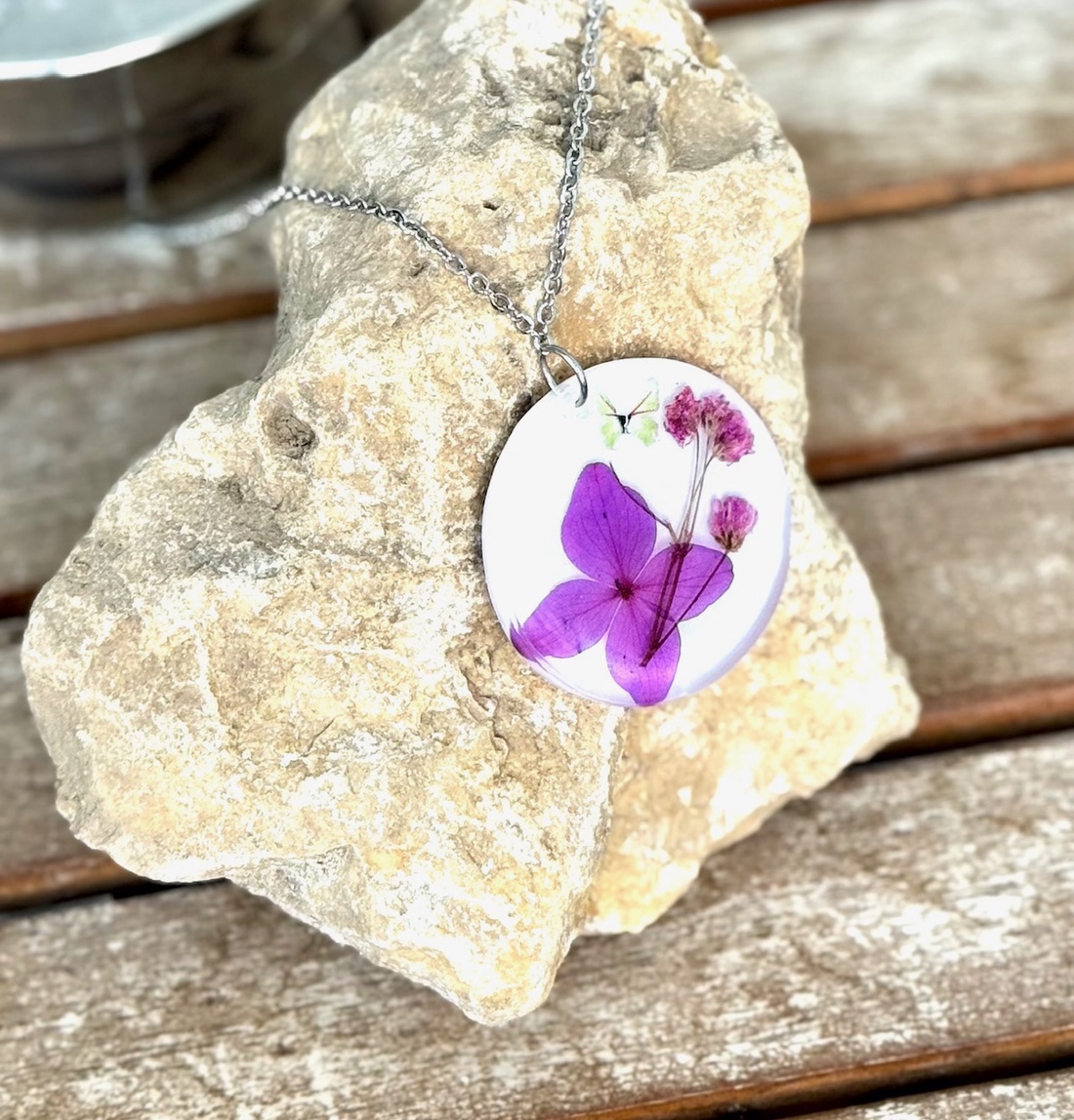 Pandantiv handmade din rasina si flori naturale presate - Hortensie mov - bijuterii - coliere - coliere cu pandantive - Artynos.ro Pandantiv handmade din rasina si flori naturale presate - Hortensie mov - bijuterii - coliere - coliere cu pandantive - Artynos.ro