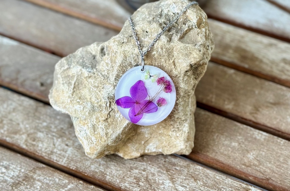 Pandantiv handmade din rasina si flori naturale presate - Hortensie mov - bijuterii - coliere - coliere cu pandantive - Artynos.ro Pandantiv handmade din rasina si flori naturale presate - Hortensie mov - bijuterii - coliere - coliere cu pandantive - Artynos.ro
