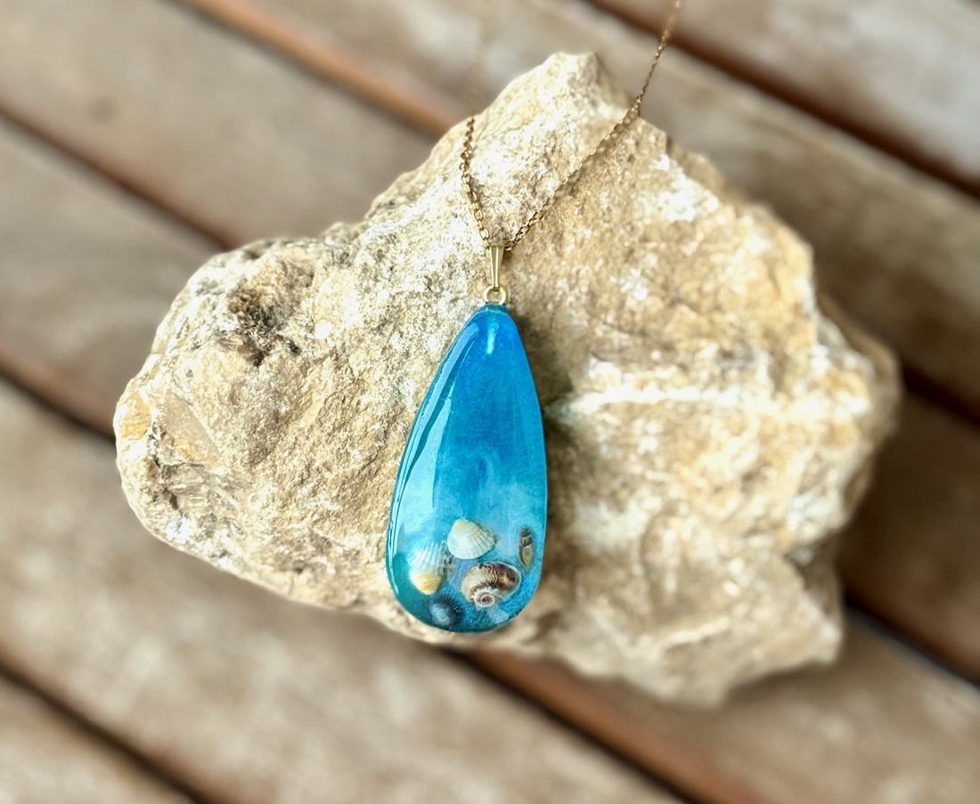Pandantiv handmade unicat din scoici naturale - bijuterii - coliere - coliere cu pandantive - Artynos.ro Pandantiv handmade unicat din scoici naturale - bijuterii - coliere - coliere cu pandantive - Artynos.ro