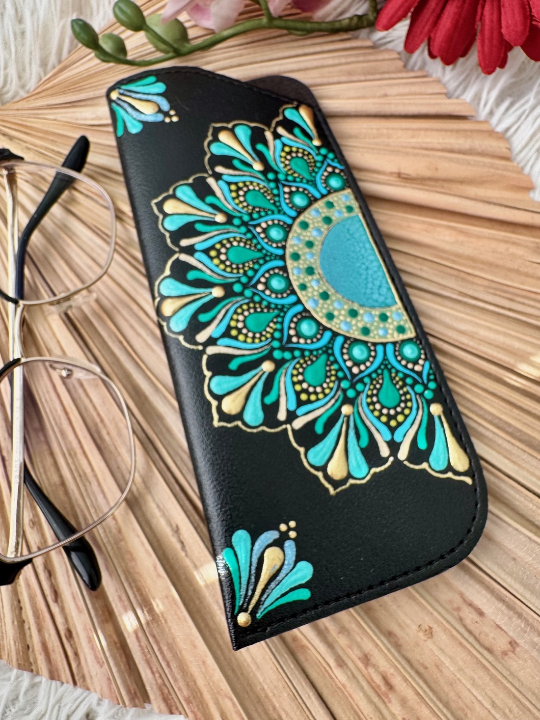 Etui negru pentru ochelari - Art in puncte - geantă și husă - portofele, huse, suporturi - toc ochelari - Artynos.ro Etui negru pentru ochelari - Art in puncte - geantă și husă - portofele, huse, suporturi - toc ochelari - Artynos.ro