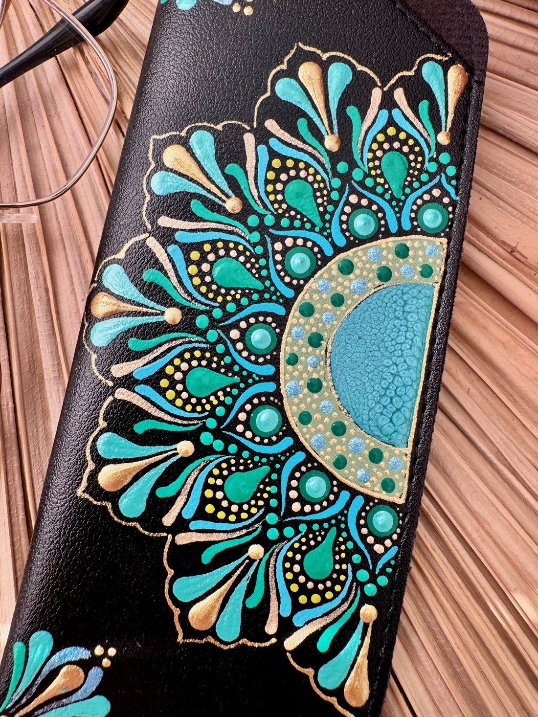 Etui negru pentru ochelari - Art in puncte - geantă și husă - portofele, huse, suporturi - toc ochelari - Artynos.ro Etui negru pentru ochelari - Art in puncte - geantă și husă - portofele, huse, suporturi - toc ochelari - Artynos.ro
