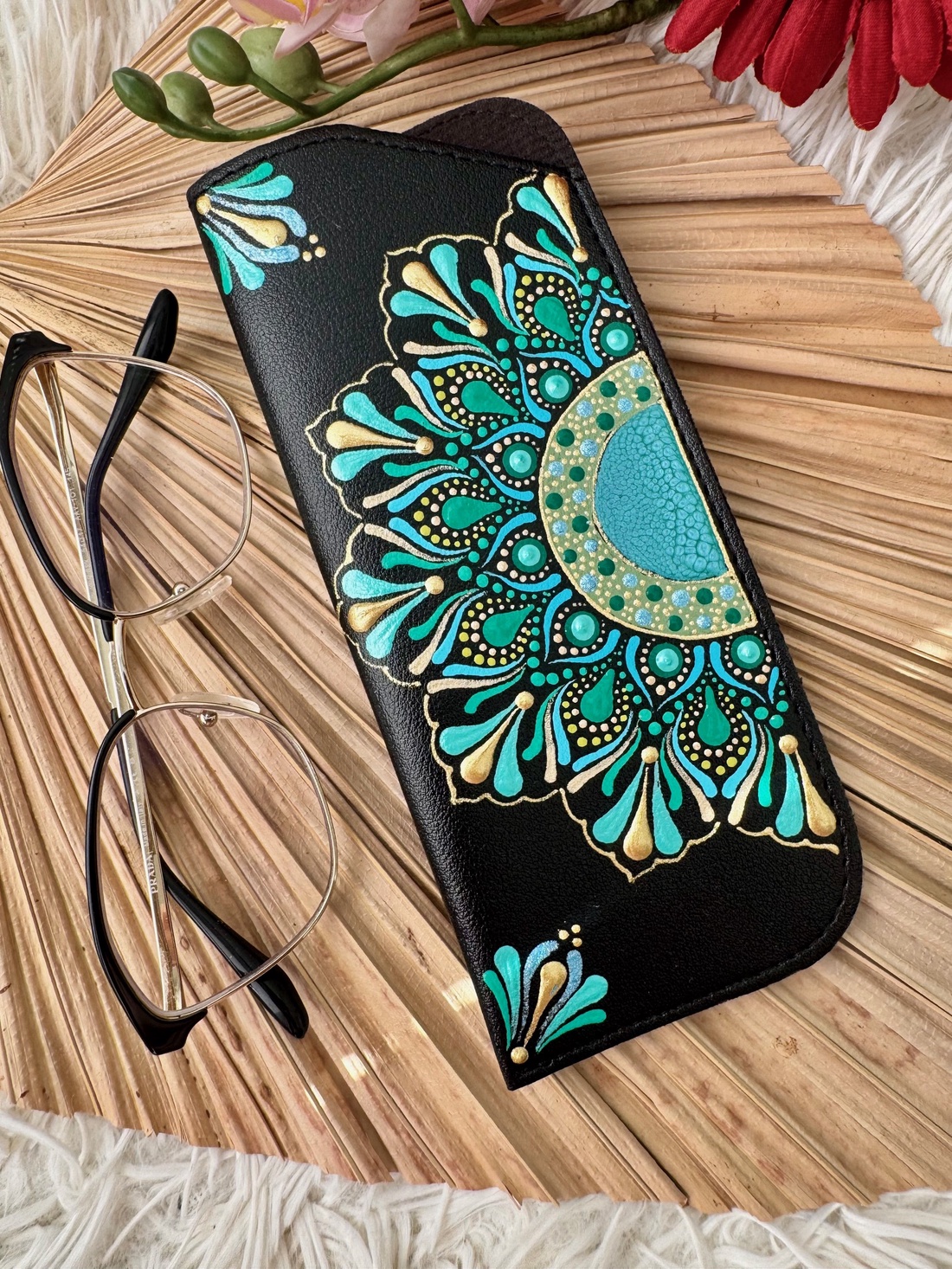 Etui negru pentru ochelari - Art in puncte - geantă și husă - portofele, huse, suporturi - toc ochelari - Artynos.ro Etui negru pentru ochelari - Art in puncte - geantă și husă - portofele, huse, suporturi - toc ochelari - Artynos.ro