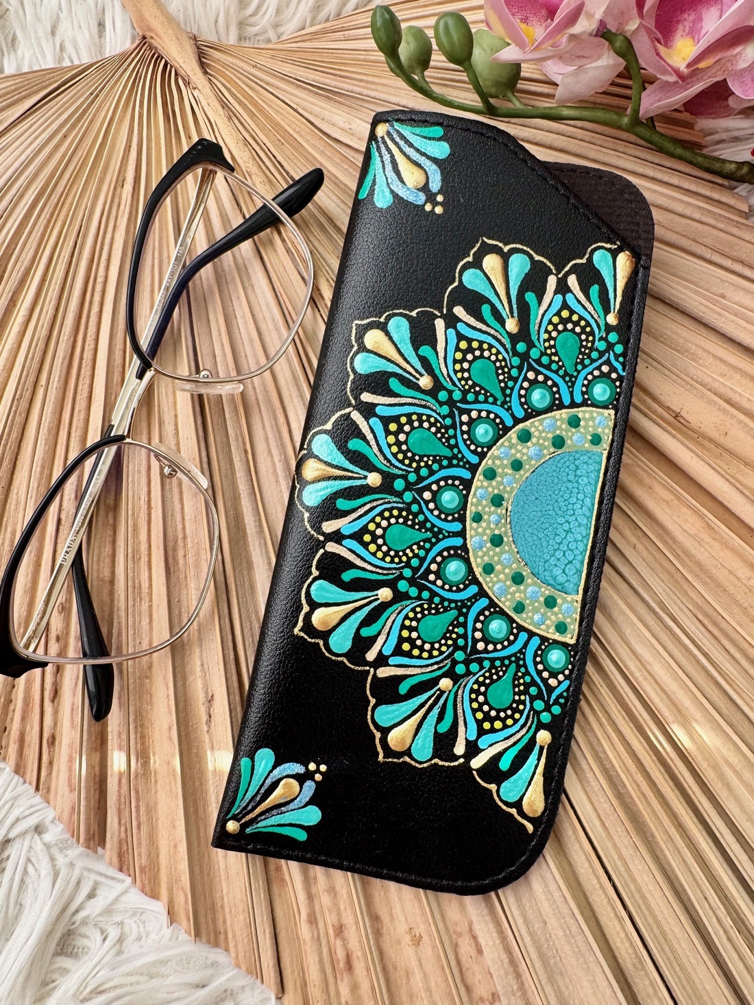 Etui negru pentru ochelari - Art in puncte - geantă și husă - portofele, huse, suporturi - toc ochelari - Artynos.ro Etui negru pentru ochelari - Art in puncte - geantă și husă - portofele, huse, suporturi - toc ochelari - Artynos.ro