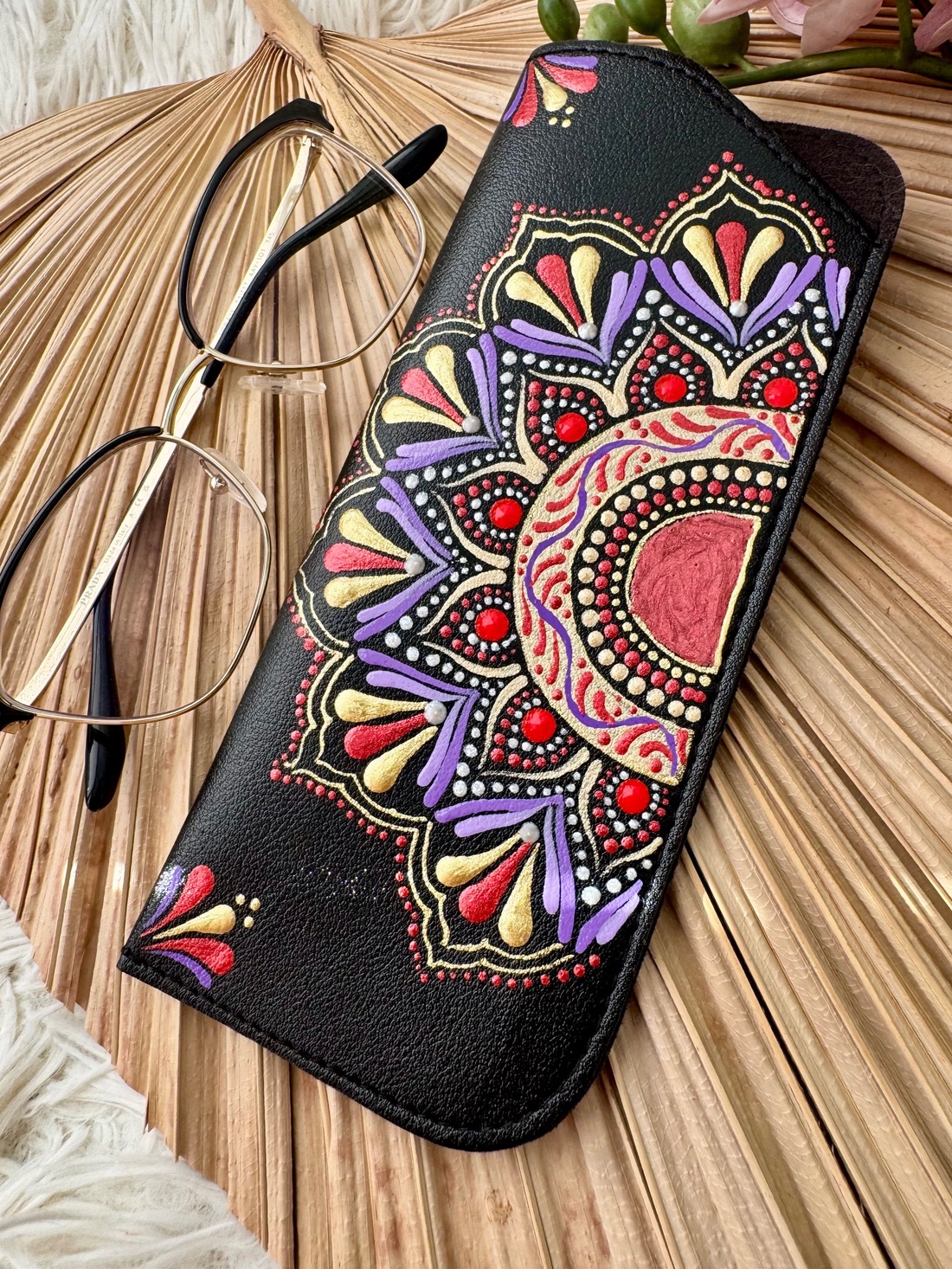 Etui pictat manual in tehnica punctului - Mandala Vibe - geantă și husă - portofele, huse, suporturi - toc ochelari - Artynos.ro