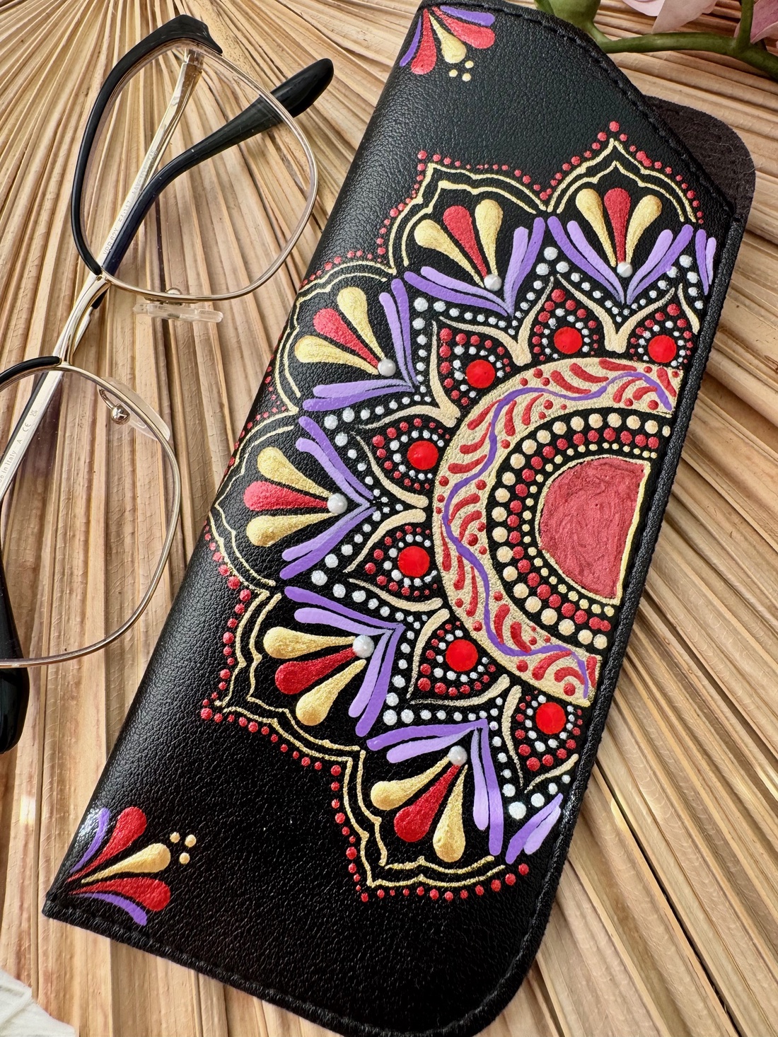 Etui pictat manual in tehnica punctului - Mandala Vibe - geantă și husă - portofele, huse, suporturi - toc ochelari - Artynos.ro