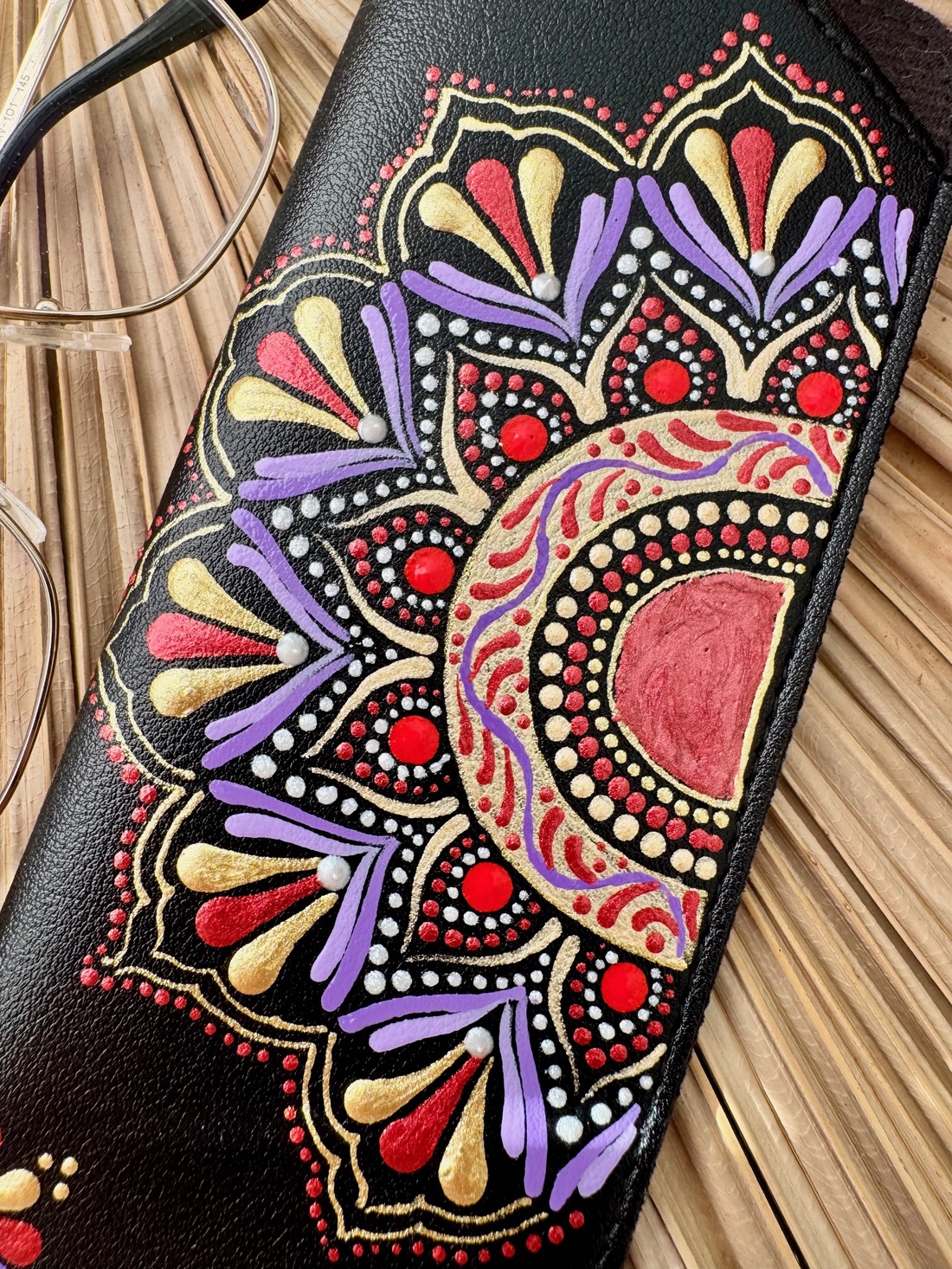 Etui pictat manual in tehnica punctului - Mandala Vibe - geantă și husă - portofele, huse, suporturi - toc ochelari - Artynos.ro