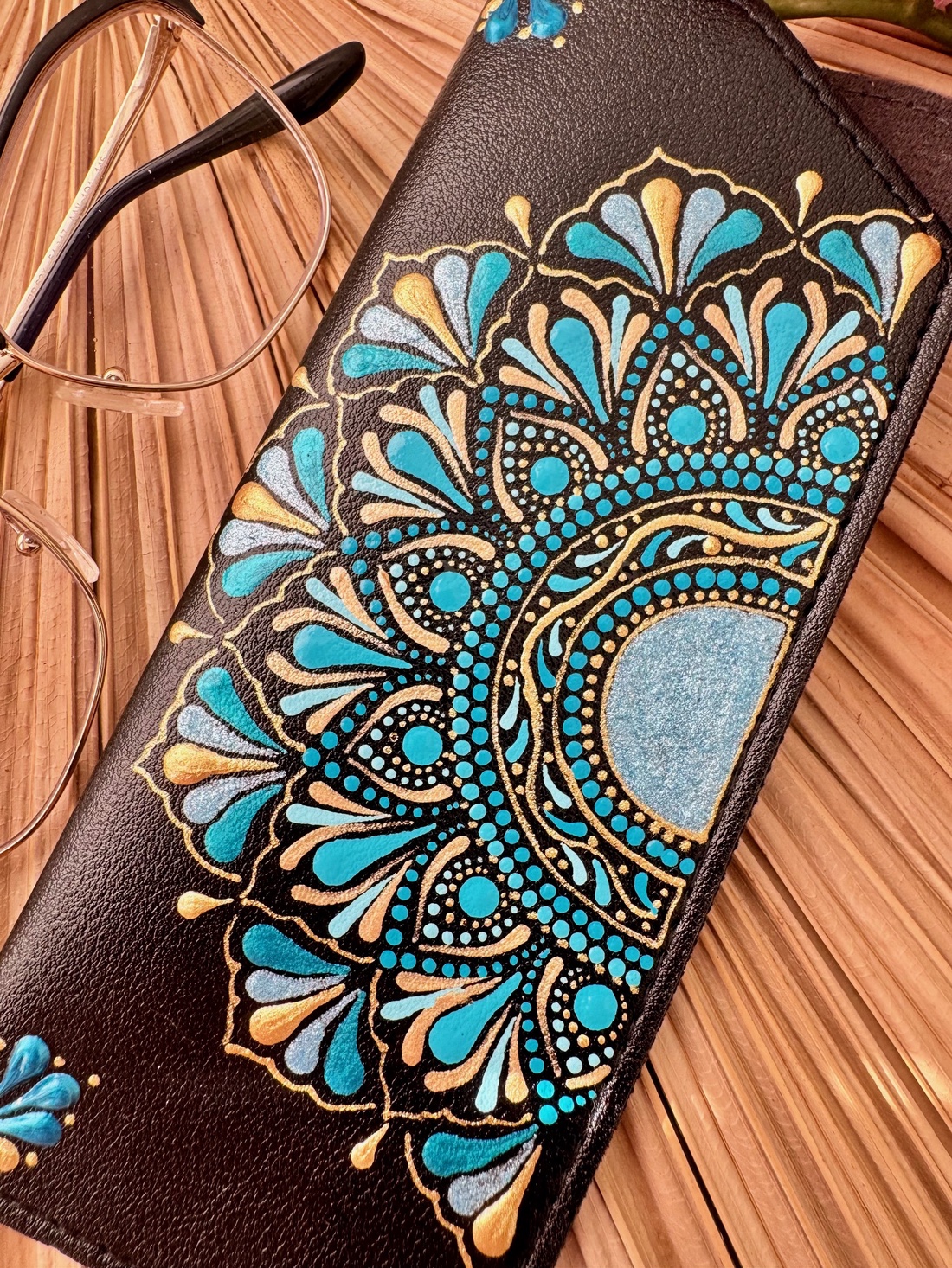 Etui ochelari pictat manual - Blue summer - geantă și husă - portofele, huse, suporturi - toc ochelari - Artynos.ro Etui ochelari pictat manual - Blue summer - geantă și husă - portofele, huse, suporturi - toc ochelari - Artynos.ro
