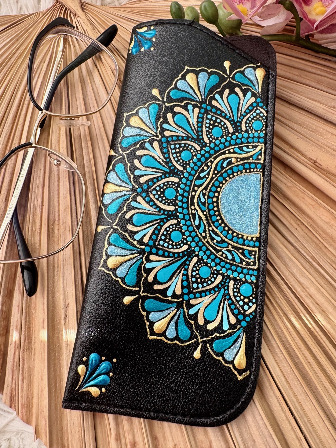 Etui ochelari pictat manual - Blue summer - geantă și husă - portofele, huse, suporturi - toc ochelari - Artynos.ro Etui ochelari pictat manual - Blue summer - geantă și husă - portofele, huse, suporturi - toc ochelari - Artynos.ro