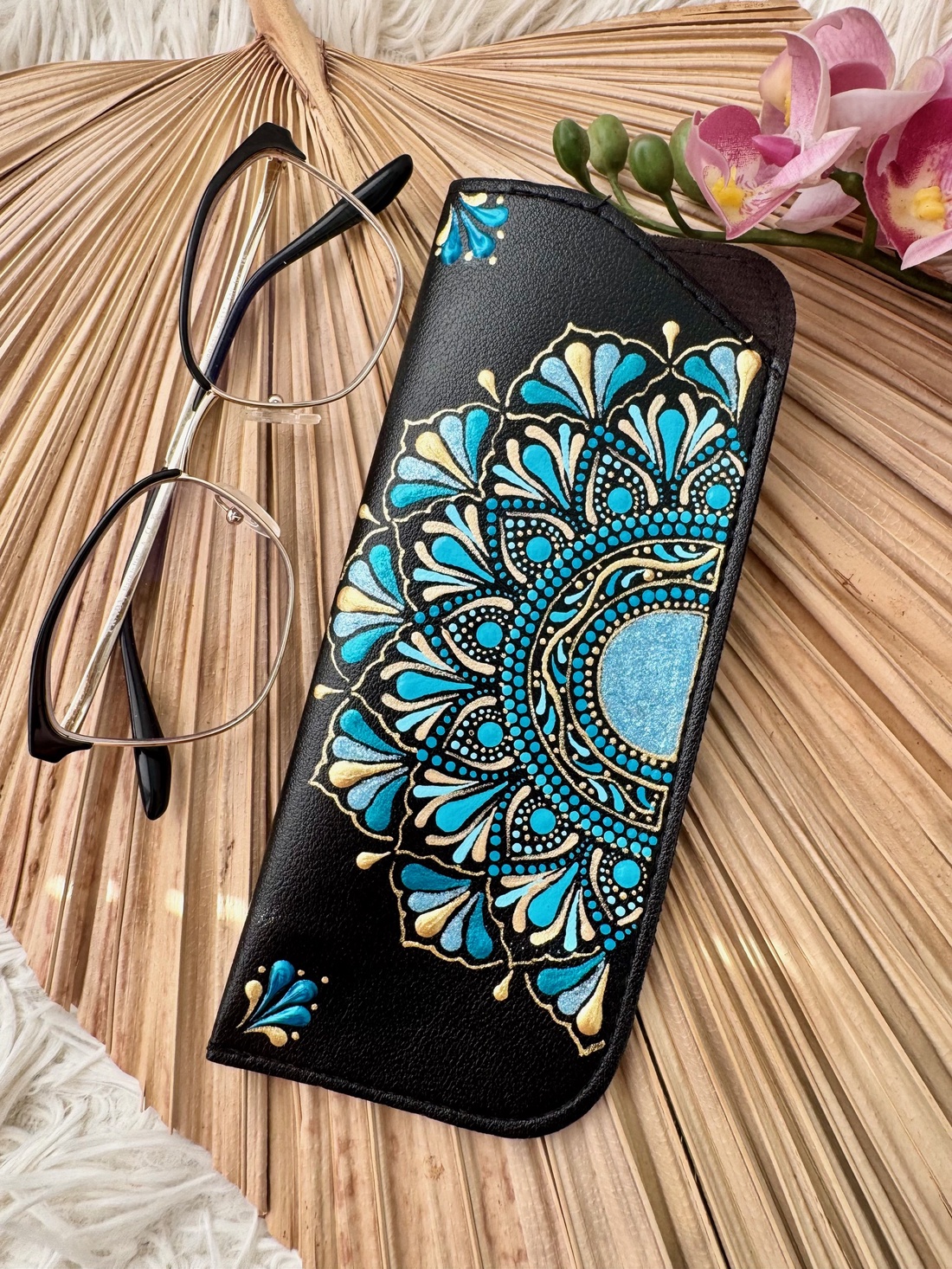 Etui ochelari pictat manual - Blue summer - geantă și husă - portofele, huse, suporturi - toc ochelari - Artynos.ro Etui ochelari pictat manual - Blue summer - geantă și husă - portofele, huse, suporturi - toc ochelari - Artynos.ro