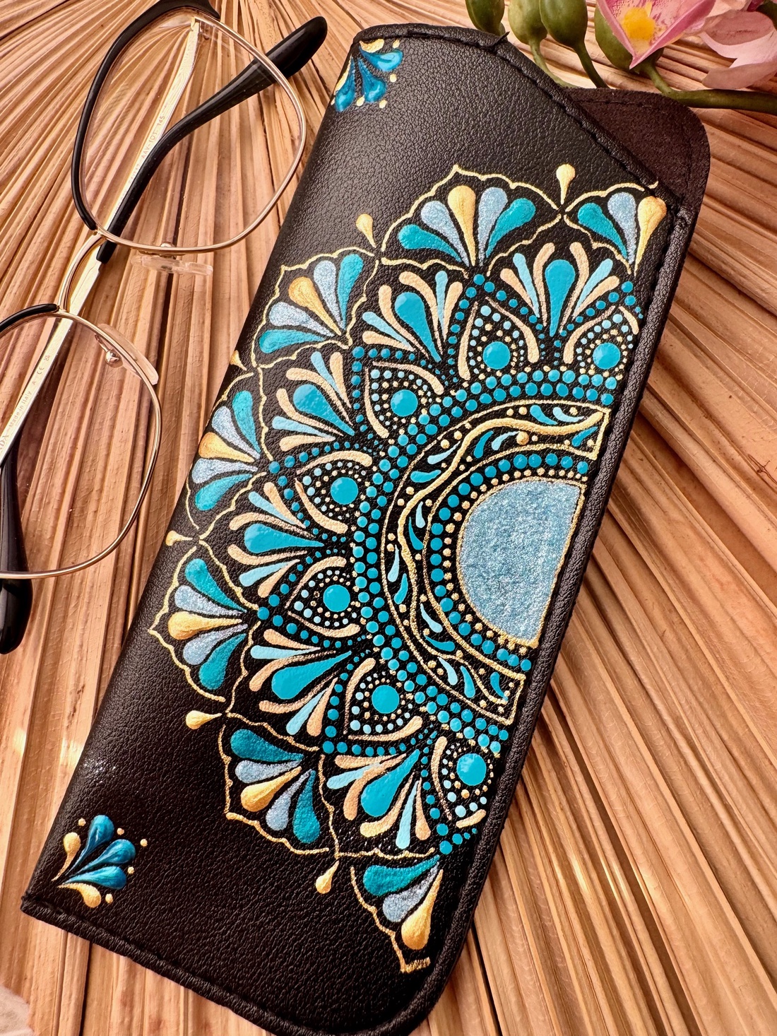 Etui ochelari pictat manual - Blue summer - geantă și husă - portofele, huse, suporturi - toc ochelari - Artynos.ro Etui ochelari pictat manual - Blue summer - geantă și husă - portofele, huse, suporturi - toc ochelari - Artynos.ro