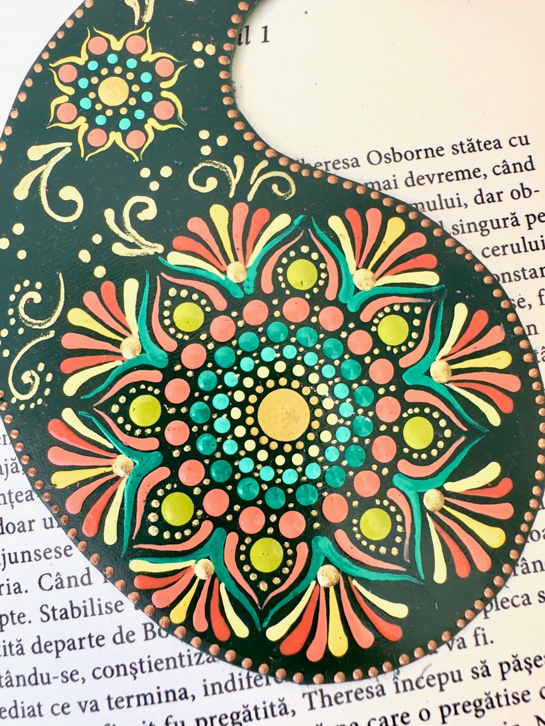 Semn de carte din piele naturala - pictat manual - cărți și creații cu tematică muzicală, cadouri - semn de carte - Artynos.ro Semn de carte din piele naturala - pictat manual - cărți și creații cu tematică muzicală, cadouri - semn de carte - Artynos.ro