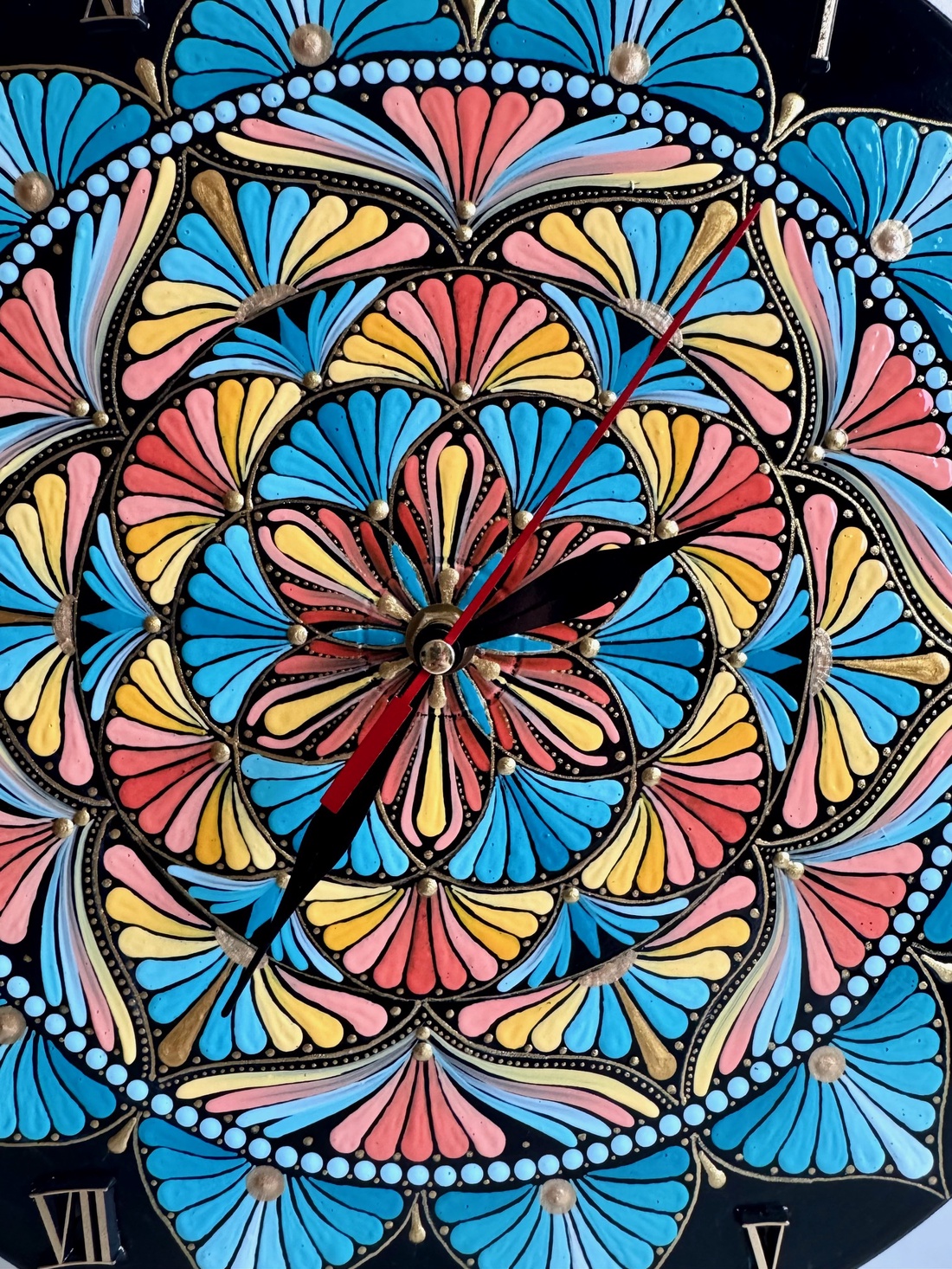 Ceas de perete pictat manual pe disc de vinil reciclat - Model Mandala Floral - casă & stil de viață - accesorii pentru decorat casa - decorațiuni de pereți, decorațiuni suspendate - ceasuri de perete - Artynos.ro