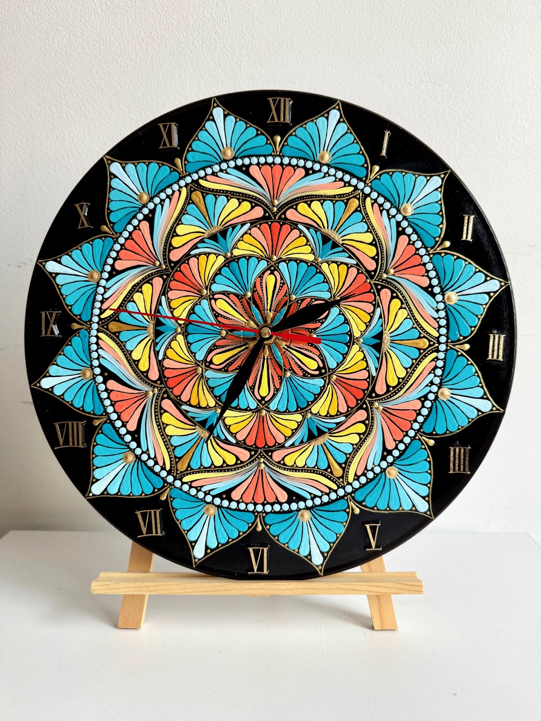 Ceas de perete pictat manual pe disc de vinil reciclat - Model Mandala Floral - casă & stil de viață - accesorii pentru decorat casa - decorațiuni de pereți, decorațiuni suspendate - ceasuri de perete - Artynos.ro
