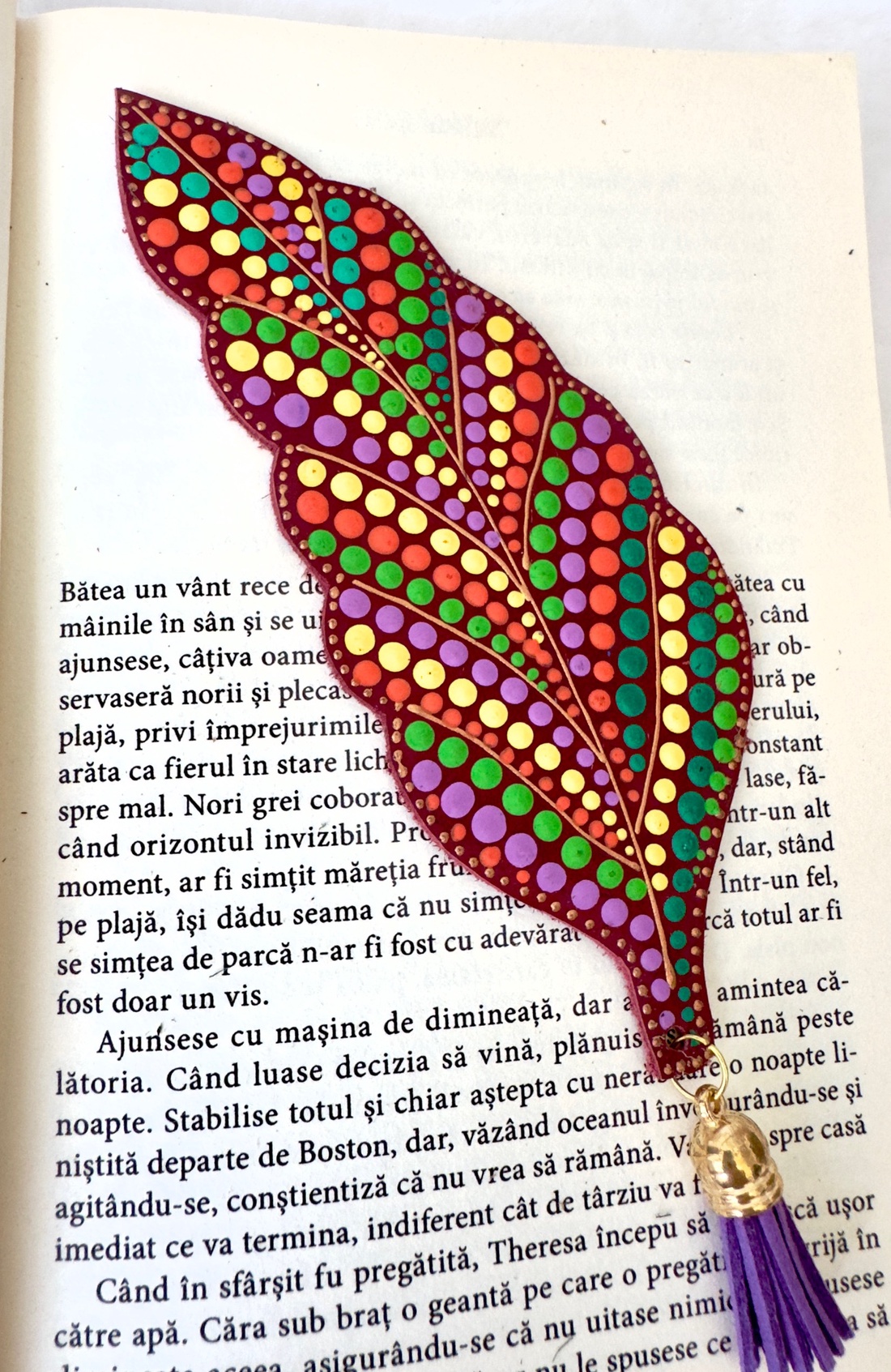 Semn de carte din piele pictat manual - cărți și creații cu tematică muzicală, cadouri - semn de carte - Artynos.ro Semn de carte din piele pictat manual - cărți și creații cu tematică muzicală, cadouri - semn de carte - Artynos.ro