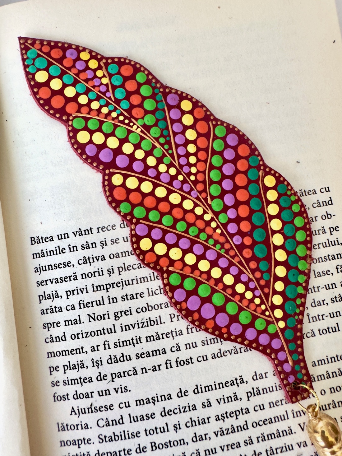 Semn de carte din piele pictat manual - cărți și creații cu tematică muzicală, cadouri - semn de carte - Artynos.ro Semn de carte din piele pictat manual - cărți și creații cu tematică muzicală, cadouri - semn de carte - Artynos.ro