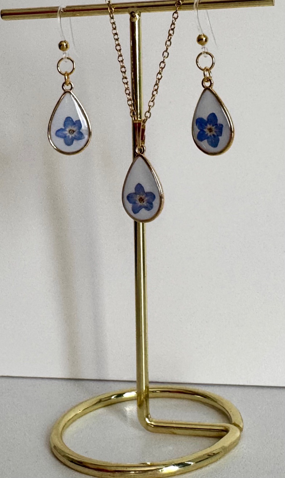 Set bijuterii rasina si flori naturale Nu-Ma-Uita - bijuterii - seturi de bijuterii - Artynos.ro Set bijuterii rasina si flori naturale Nu-Ma-Uita - bijuterii - seturi de bijuterii - Artynos.ro