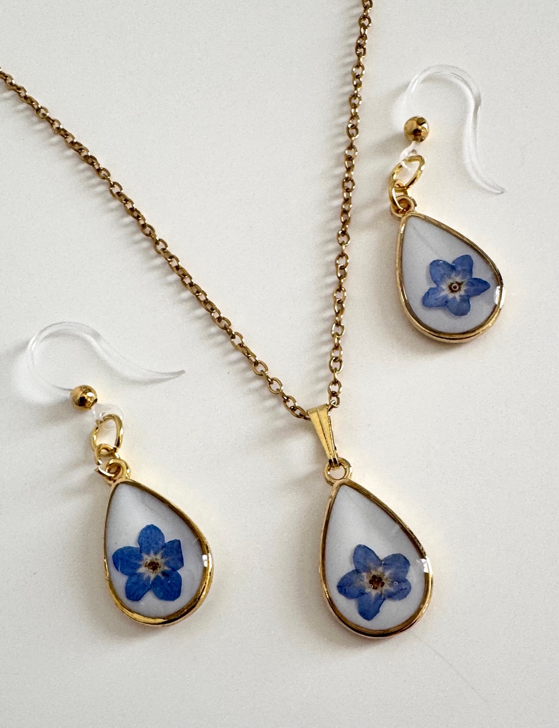 Set bijuterii rasina si flori naturale Nu-Ma-Uita - bijuterii - seturi de bijuterii - Artynos.ro Set bijuterii rasina si flori naturale Nu-Ma-Uita - bijuterii - seturi de bijuterii - Artynos.ro