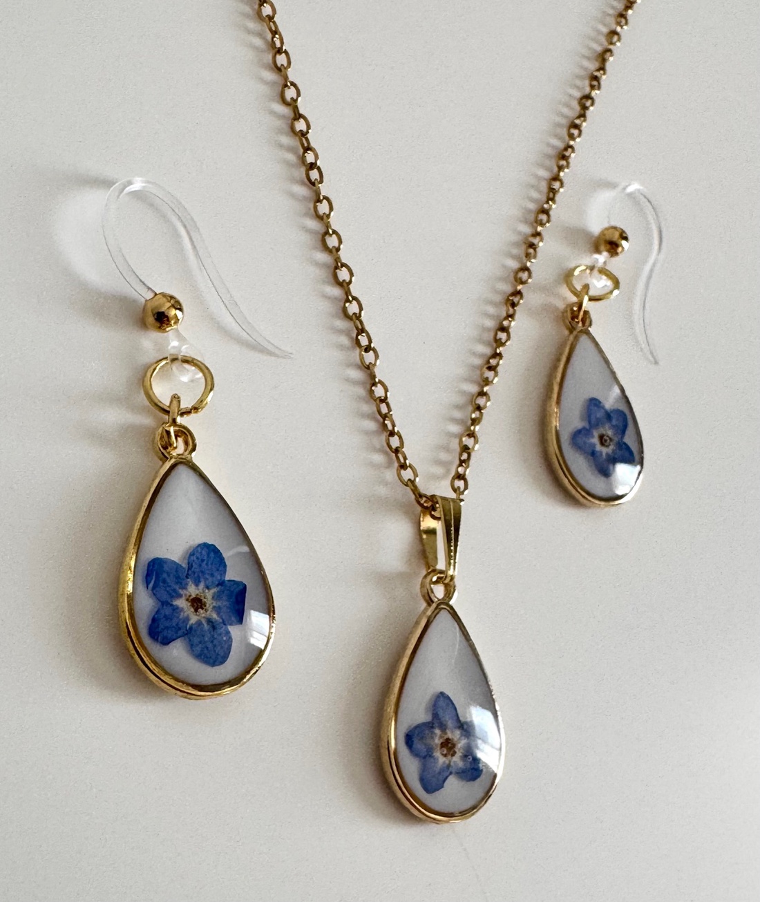 Set bijuterii rasina si flori naturale Nu-Ma-Uita - bijuterii - seturi de bijuterii - Artynos.ro Set bijuterii rasina si flori naturale Nu-Ma-Uita - bijuterii - seturi de bijuterii - Artynos.ro