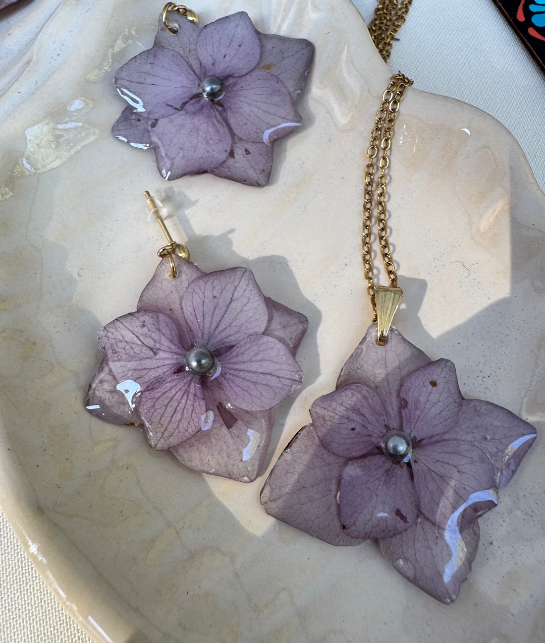 Set Colier si cercei din rasina si flori naturale de hortensie - bijuterii - seturi de bijuterii - Artynos.ro Set Colier si cercei din rasina si flori naturale de hortensie - bijuterii - seturi de bijuterii - Artynos.ro