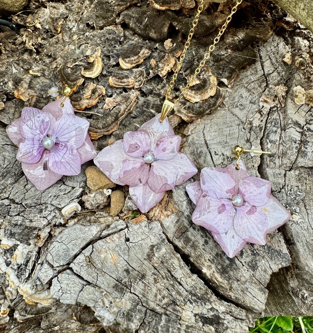 Set Colier si cercei din rasina si flori naturale de hortensie - bijuterii - seturi de bijuterii - Artynos.ro Set Colier si cercei din rasina si flori naturale de hortensie - bijuterii - seturi de bijuterii - Artynos.ro