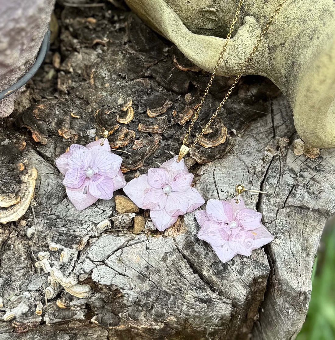 Set Colier si cercei din rasina si flori naturale de hortensie - bijuterii - seturi de bijuterii - Artynos.ro Set Colier si cercei din rasina si flori naturale de hortensie - bijuterii - seturi de bijuterii - Artynos.ro