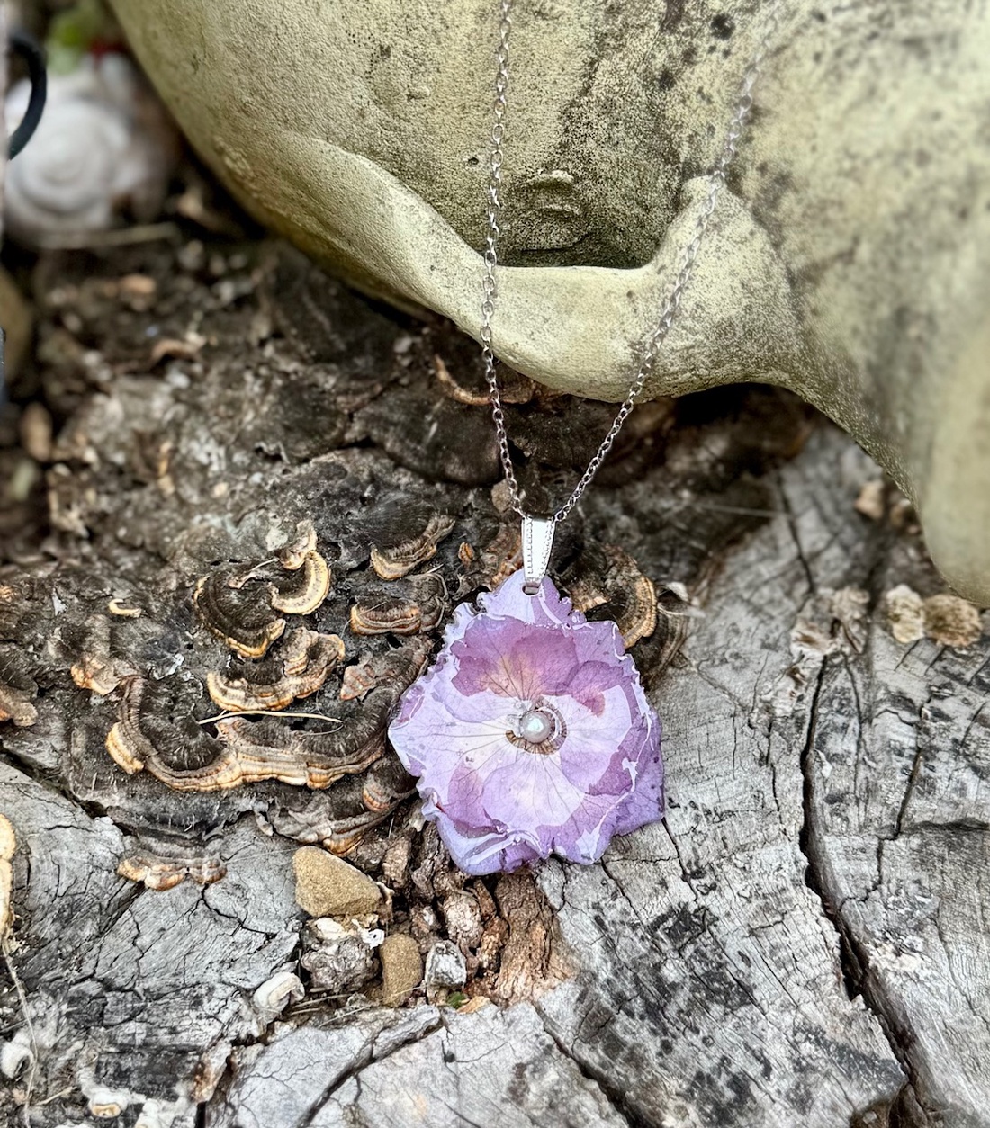 Pandantiv din rasina cu floare naturala de Hortensie - bijuterii - coliere - pandative - Artynos.ro Pandantiv din rasina cu floare naturala de Hortensie - bijuterii - coliere - pandative - Artynos.ro