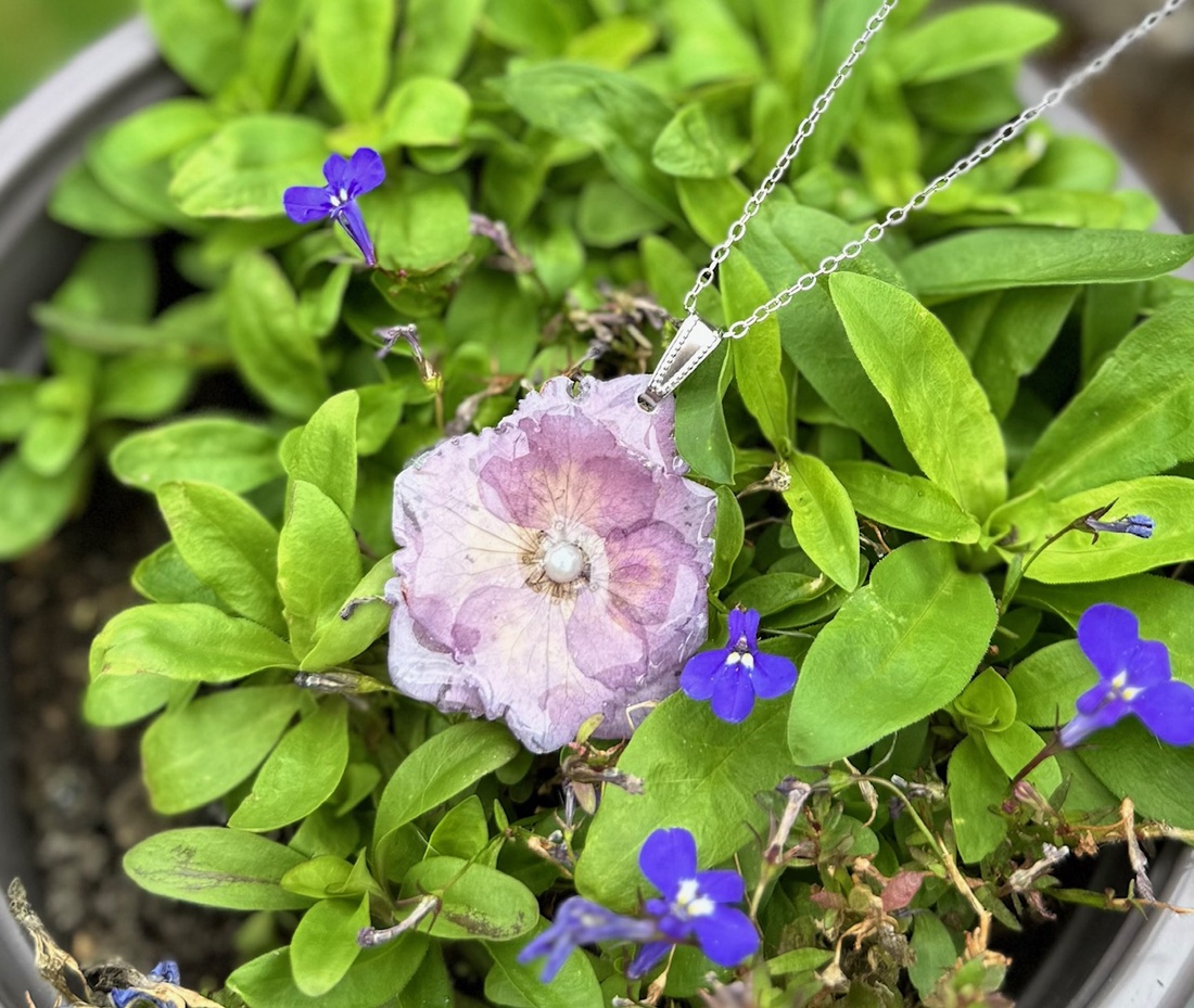 Pandantiv din rasina cu floare naturala de Hortensie - bijuterii - coliere - pandative - Artynos.ro Pandantiv din rasina cu floare naturala de Hortensie - bijuterii - coliere - pandative - Artynos.ro