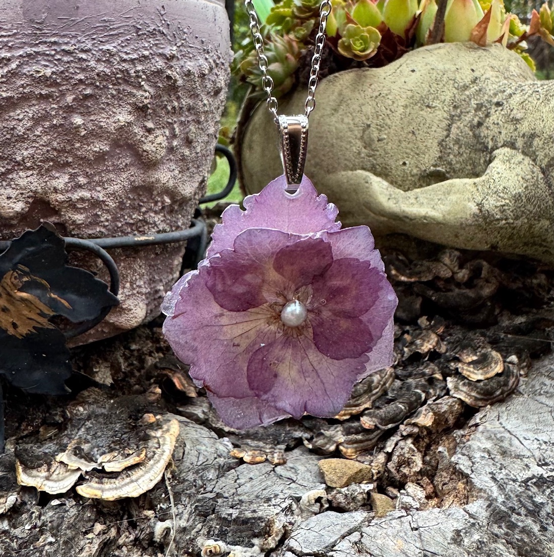 Pandantiv din rasina cu floare naturala de Hortensie - bijuterii - coliere - pandative - Artynos.ro Pandantiv din rasina cu floare naturala de Hortensie - bijuterii - coliere - pandative - Artynos.ro