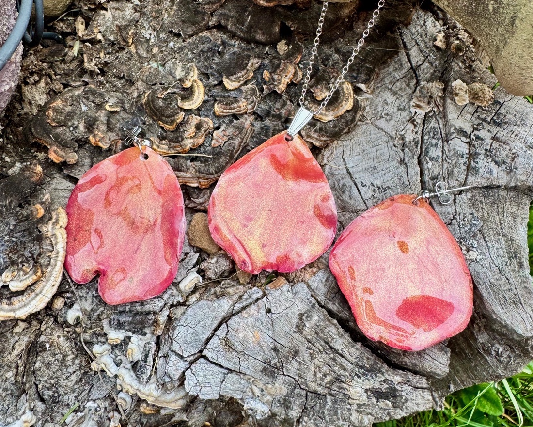 Set Colier si cercei din rasina si petale naturale de trandafir - bijuterii - seturi de bijuterii - Artynos.ro Set Colier si cercei din rasina si petale naturale de trandafir - bijuterii - seturi de bijuterii - Artynos.ro