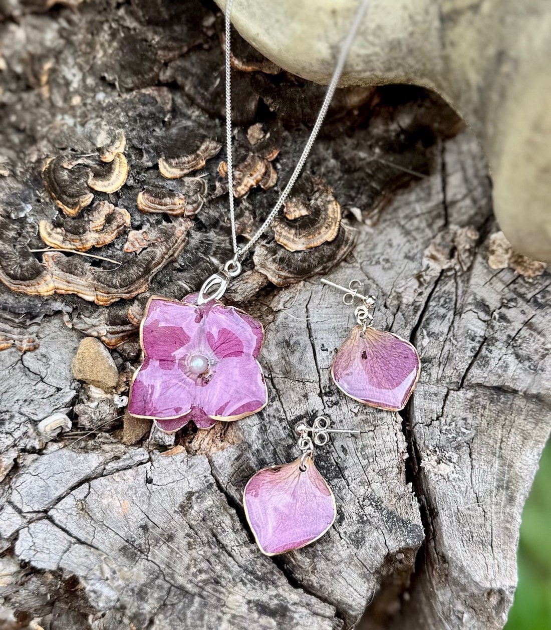 Set Argint Colier si cercei din rasina si flori naturale de Hortensie - bijuterii - seturi de bijuterii - Artynos.ro Set Argint Colier si cercei din rasina si flori naturale de Hortensie - bijuterii - seturi de bijuterii - Artynos.ro