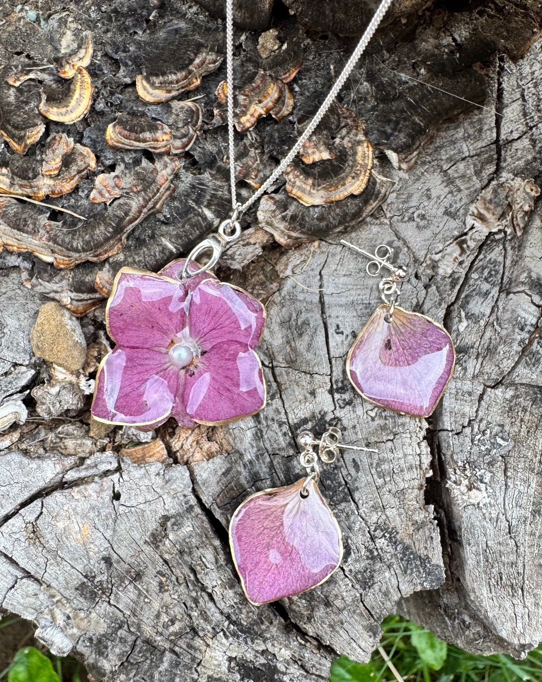 Set Argint Colier si cercei din rasina si flori naturale de Hortensie - bijuterii - seturi de bijuterii - Artynos.ro Set Argint Colier si cercei din rasina si flori naturale de Hortensie - bijuterii - seturi de bijuterii - Artynos.ro