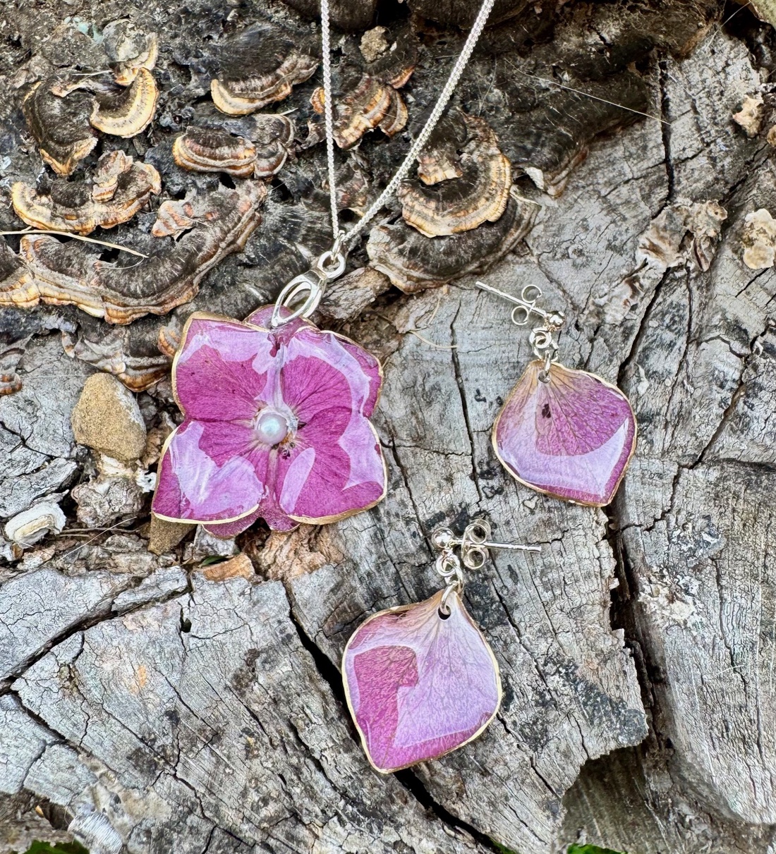 Set Argint Colier si cercei din rasina si flori naturale de Hortensie - bijuterii - seturi de bijuterii - Artynos.ro Set Argint Colier si cercei din rasina si flori naturale de Hortensie - bijuterii - seturi de bijuterii - Artynos.ro