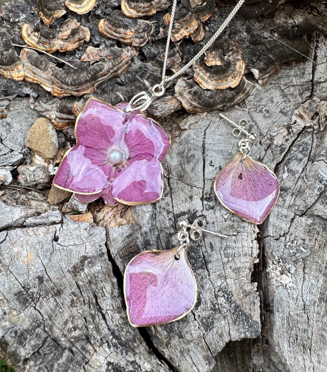 Set Argint Colier si cercei din rasina si flori naturale de Hortensie - bijuterii - seturi de bijuterii - Artynos.ro Set Argint Colier si cercei din rasina si flori naturale de Hortensie - bijuterii - seturi de bijuterii - Artynos.ro