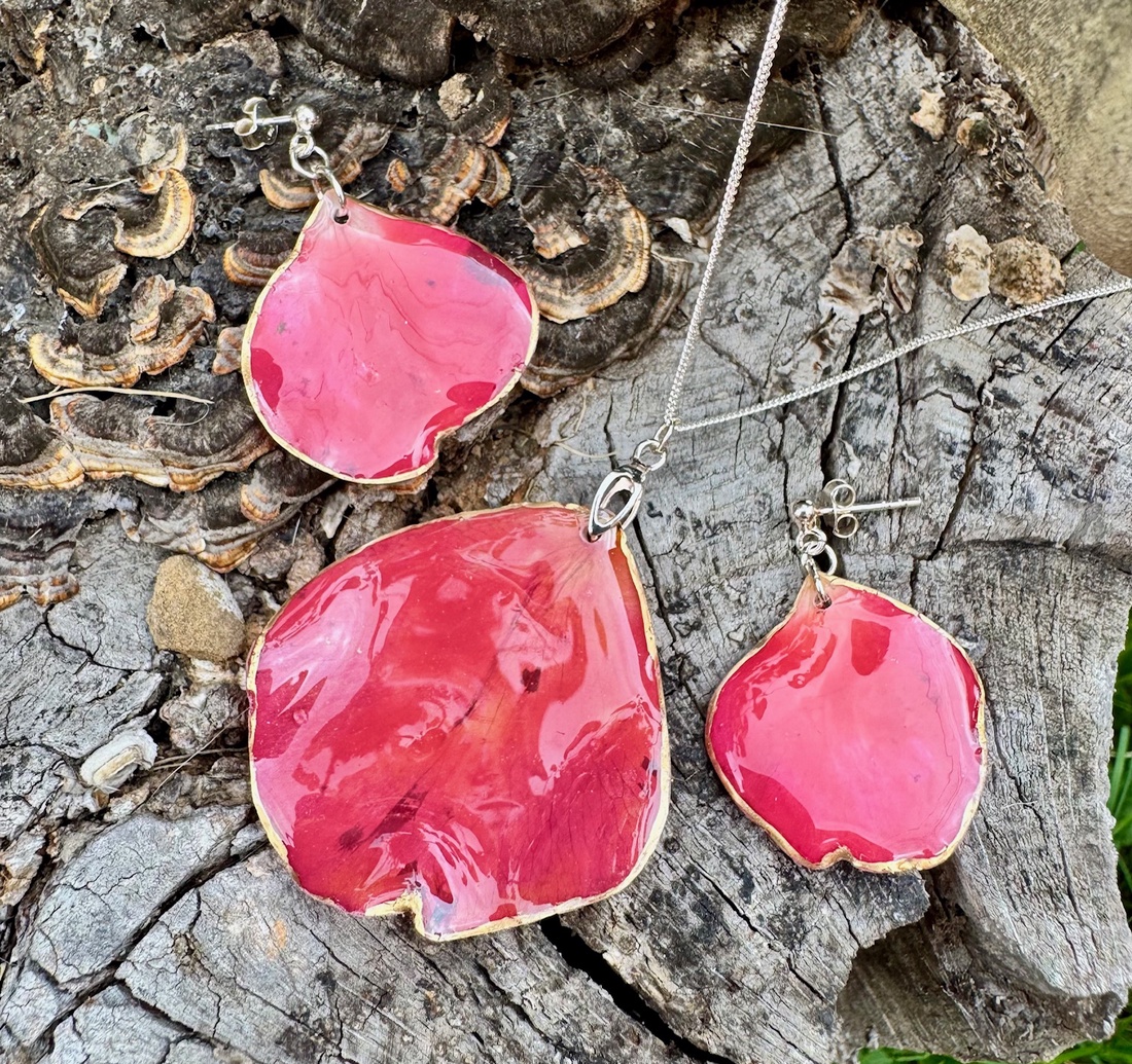 Set argint 925 Colier si cercei din rasina si petale naturale de trandafir - bijuterii - seturi de bijuterii - Artynos.ro Set argint 925 Colier si cercei din rasina si petale naturale de trandafir - bijuterii - seturi de bijuterii - Artynos.ro