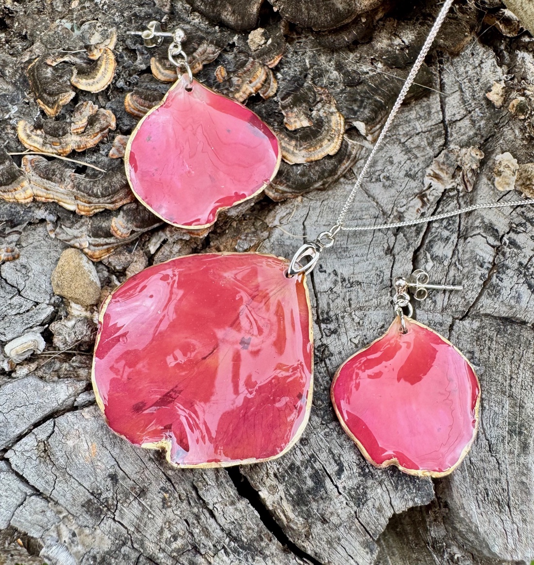 Set argint 925 Colier si cercei din rasina si petale naturale de trandafir - bijuterii - seturi de bijuterii - Artynos.ro Set argint 925 Colier si cercei din rasina si petale naturale de trandafir - bijuterii - seturi de bijuterii - Artynos.ro