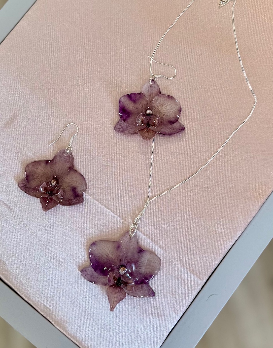 Set bijuterii din argint 925 cu orhidee naturale în rășină Elegant - bijuterii - seturi de bijuterii - Artynos.ro Set bijuterii din argint 925 cu orhidee naturale în rășină Elegant - bijuterii - seturi de bijuterii - Artynos.ro
