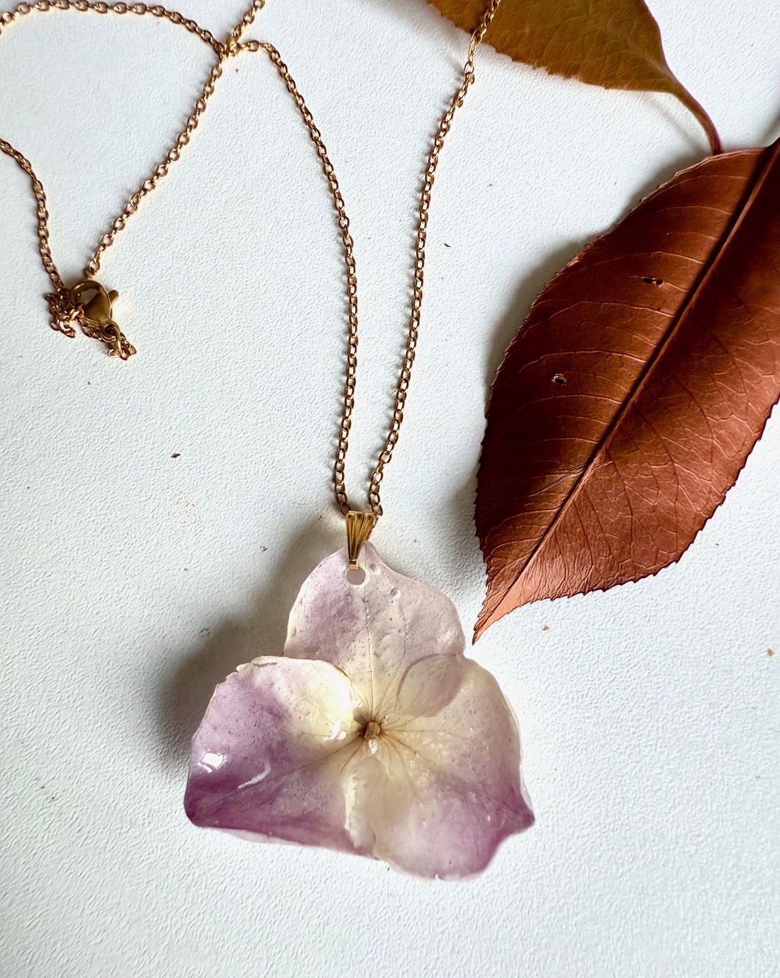 Pandantiv handmade unicat cu floare naturala de hortensie si rasina. - bijuterii - coliere - pandative - Artynos.ro Pandantiv handmade unicat cu floare naturala de hortensie si rasina. - bijuterii - coliere - pandative - Artynos.ro