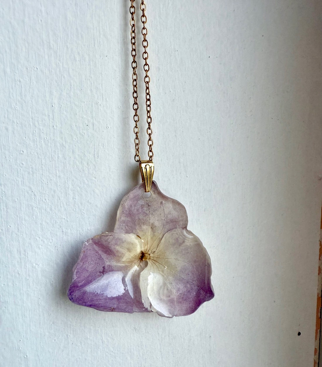 Pandantiv handmade unicat cu floare naturala de hortensie si rasina. - bijuterii - coliere - pandative - Artynos.ro Pandantiv handmade unicat cu floare naturala de hortensie si rasina. - bijuterii - coliere - pandative - Artynos.ro