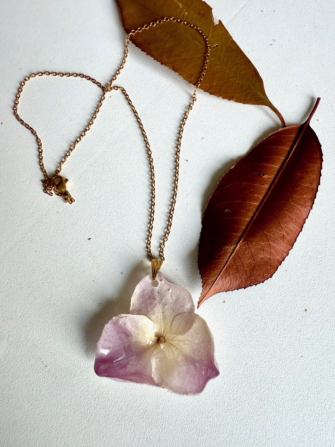 Pandantiv handmade unicat cu floare naturala de hortensie si rasina. - bijuterii - coliere - pandative - Artynos.ro Pandantiv handmade unicat cu floare naturala de hortensie si rasina. - bijuterii - coliere - pandative - Artynos.ro