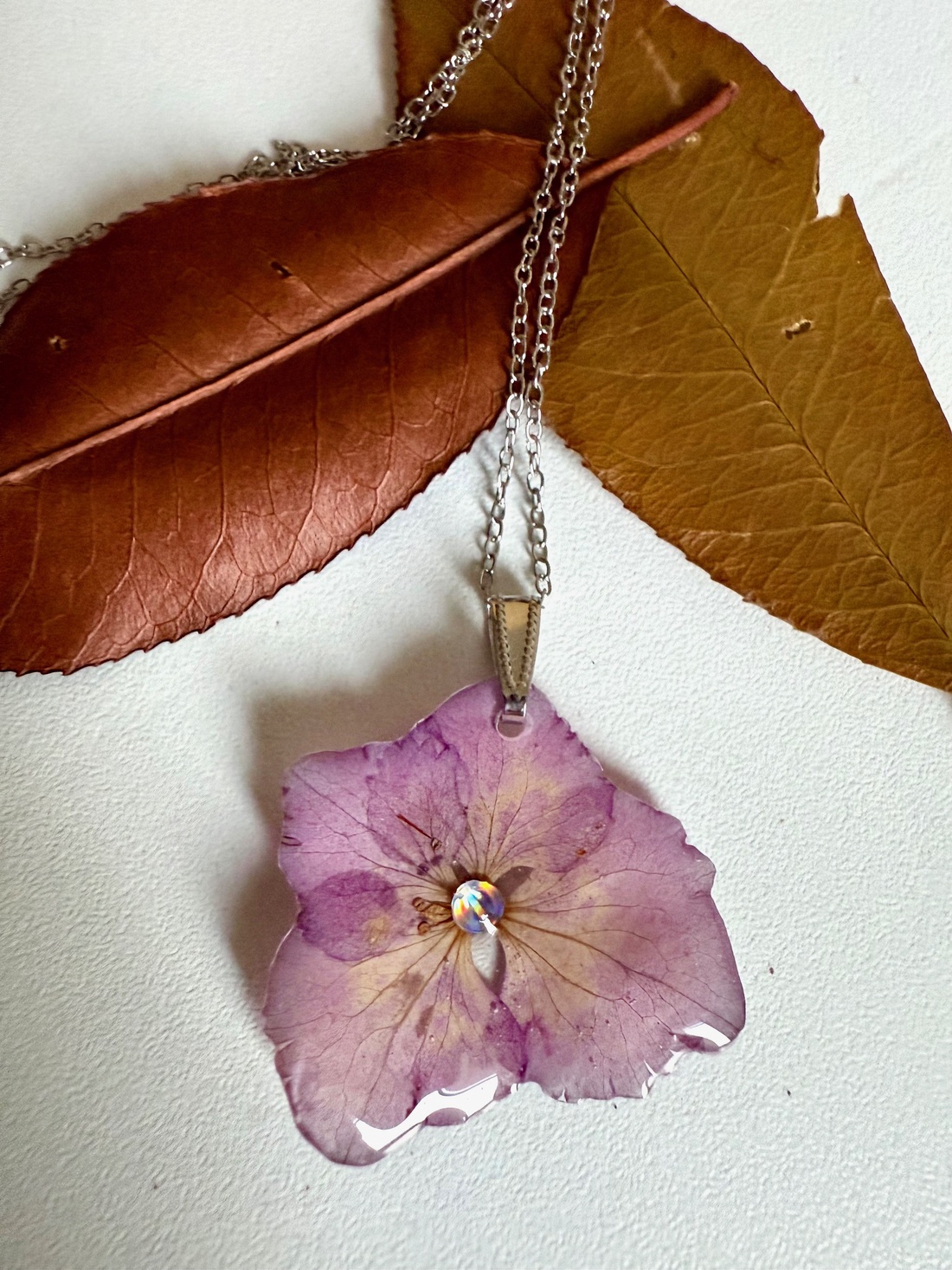 Pandantiv rasina Colier handmade cu hortensie mov - bijuterii - coliere - pandative - Artynos.ro Pandantiv rasina Colier handmade cu hortensie mov - bijuterii - coliere - pandative - Artynos.ro