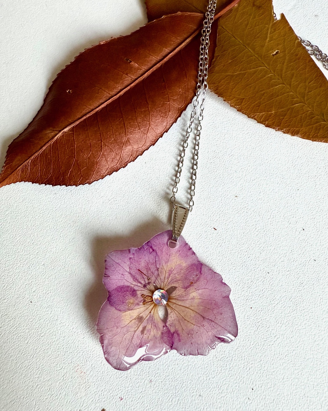 Pandantiv rasina Colier handmade cu hortensie mov - bijuterii - coliere - pandative - Artynos.ro Pandantiv rasina Colier handmade cu hortensie mov - bijuterii - coliere - pandative - Artynos.ro