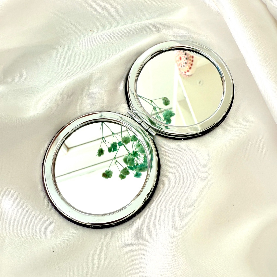 Oglinda rotunda pictata manual- mandala - baie și frumusețe - accesorii pentru îngrijirea feței - accesorii machiaj - Artynos.ro Oglinda rotunda pictata manual- mandala - baie și frumusețe - accesorii pentru îngrijirea feței - accesorii machiaj - Artynos.ro