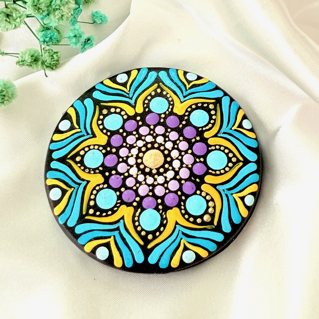 Oglinda rotunda pictata manual- mandala - baie și frumusețe - accesorii pentru îngrijirea feței - accesorii machiaj - Artynos.ro Oglinda rotunda pictata manual- mandala - baie și frumusețe - accesorii pentru îngrijirea feței - accesorii machiaj - Artynos.ro
